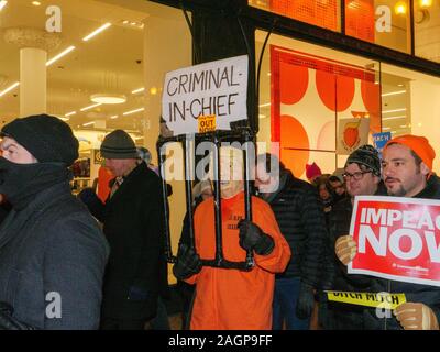 Chicago, Illinois, Stati Uniti d'America. 17 dicembre 2019. I dimostranti nel rally Federa Plaza, quindi marzo al Trump Tower esigente impeachment del Presidente Trump. Foto Stock