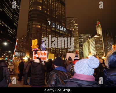 Chicago, Illinois, Stati Uniti d'America. 17 dicembre 2019. I dimostranti nel rally Federa Plaza, quindi marzo al Trump Tower esigente impeachment del Presidente Trump. Foto Stock