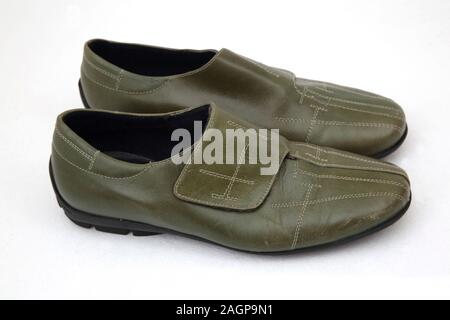 Una coppia di verde argentino scarpe in pelle con chiusura in Velcro Foto Stock