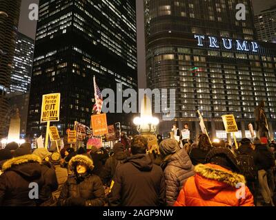 Chicago, Illinois, Stati Uniti d'America. 17 dicembre 2019. I dimostranti nel rally Federa Plaza, quindi marzo al Trump Tower esigente impeachment del Presidente Trump. Foto Stock