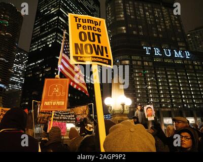 Chicago, Illinois, Stati Uniti d'America. 17 dicembre 2019. I dimostranti nel rally Federa Plaza, quindi marzo al Trump Tower esigente impeachment del Presidente Trump. Foto Stock