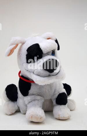 Giocattolo di grandi dimensioni in bianco e nero con cane canini Foto Stock