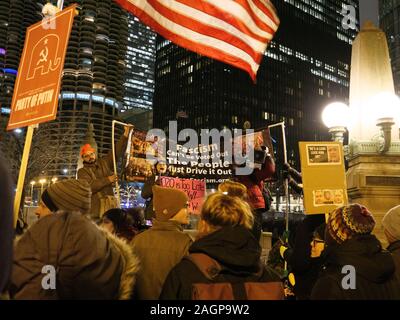 Chicago, Illinois, Stati Uniti d'America. 17 dicembre 2019. I dimostranti nel rally Federa Plaza, quindi marzo al Trump Tower esigente impeachment del Presidente Trump. Foto Stock