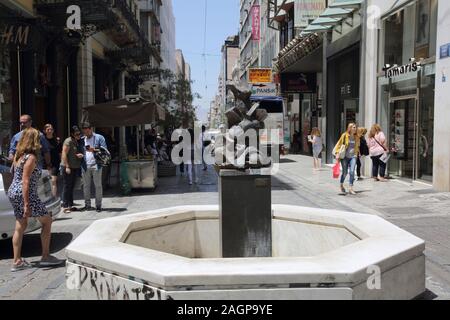 Atene Grecia Ermou Street Kyriakos Rokos statua in bronzo 'Dive nel nostro mondo' Fontana vuota Foto Stock