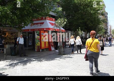 Atene Grecia Ermou Street People Shopping Coca Cola Kiosk Foto Stock