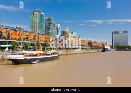 Torri di uffici e il porto storico, Puerto Madero quartiere, Buenos Aires, Argentina Foto Stock