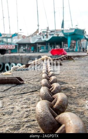 Una vista da terra cercando solo la parete del porto le catene. Foto Stock