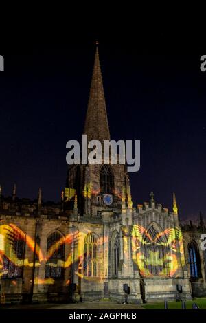 Gli Angeli stanno arrivando, proiezione di luci, esterno, Sheffield Cathedral, Sheffield, Yorkshire, Inghilterra, Regno Unito Foto Stock