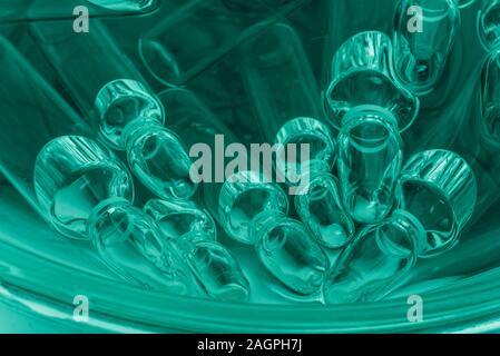 Medico di vetro fiala fiala per iniezione. La medicina è liquido cloruro di sodio con di soluzione acquosa in ampolla. Close up. Bottiglie ampolla multicolore. Foto Stock