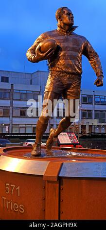 Billy Boston statua MBE , Il Wiend, Wigan Town Center, Greater Manchester, Inghilterra, Regno Unito, WN1 1YB al tramonto ( William John Boston ) Foto Stock