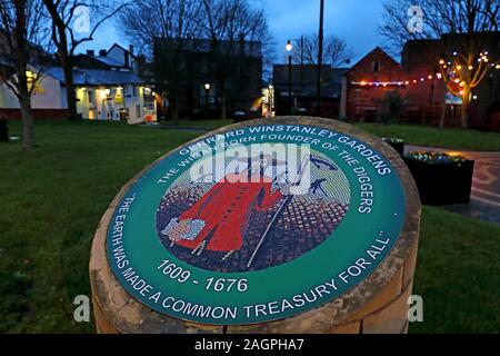 Gerrard Winstanley giardini, Wigan escavatrice, Il Wiend, Wigan Town Center, Greater Manchester, Inghilterra, Regno Unito, WN1 1YB al crepuscolo Foto Stock