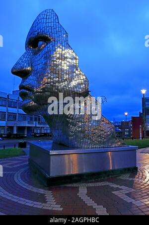 La faccia di Wigan, Il Wiend, Wigan Town Center, Greater Manchester, Inghilterra, Regno Unito, WN1 1YB al crepuscolo Foto Stock