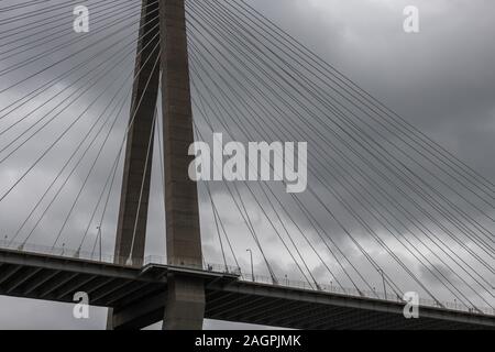 Dettagli del Arthur Ravenel Jr Bridge tower vista da Cooper River a Charleston, Carolina del Sud Foto Stock