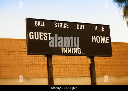 Un vecchio di baseball o softball scoreboard senza punteggi al display. Foto Stock