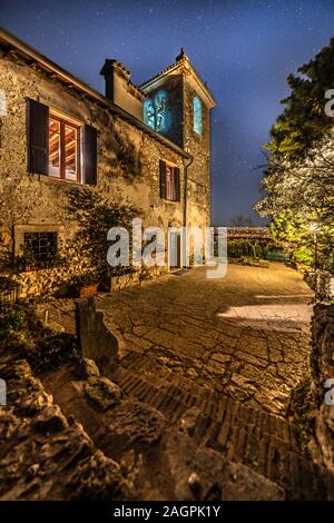 Chiesa o Eremo di San Rocchetto, Verona, Quinzano, Italia, di notte con un cielo stellato Foto Stock