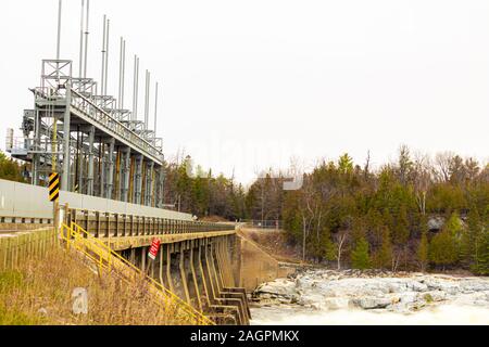 Il Chenaux diga idroelettrica, azionato dalla Ontario Power Generation, è visto da Petite Île Limerick in Quebec, dove si attraversa il fiume Ottawa. Foto Stock