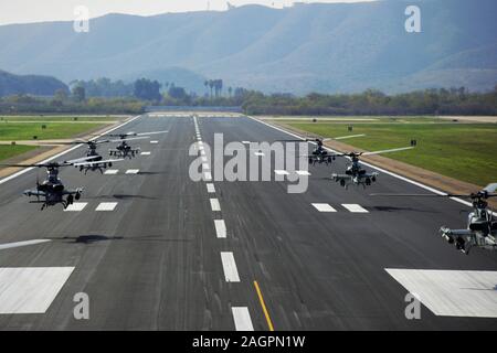 Sei U.S. Marine Corps AH-1Z vipere con Marine Attacco leggero elicottero Squadron (HMLA) 469, Marine Aircraft Group (MAG) 39, terzo aeromobile Marina Wing (PMA), prendere un volo per partecipare in esercizio Viper di tempesta in Marine Corps Air Station Camp Pendleton, California, Dic 11, 2019. La AH-1Z Viper dà MAG-39, il Marine Expeditionary forza e la forza comune la possibilità di dissuadere i potenziali avversari e fornire la lotta contro-unità pronta la capacità di impegnare dal mare e su lunghe distanze contro un vicino-peer minaccia. (U.S. Marine Corps photo by Lance Cpl. Victor Mackson) Foto Stock