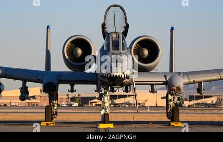 Un-10C Thunderbolt II aeromobili assegnati al settantacinquesimo Fighter Squadron a Moody Air Force Base in Georgia, siede sulla linea di volo a Nellis AFB, Nevada, Sett. 11, 2019. A-10C è stato progettato per chiudere il supporto aereo di amichevole dalle truppe di terra, attaccando i veicoli corazzati e fornendo una rapida azione di supporto contro il nemico le forze di terra. (U.S. Air Force foto di Randy Lewis) Foto Stock