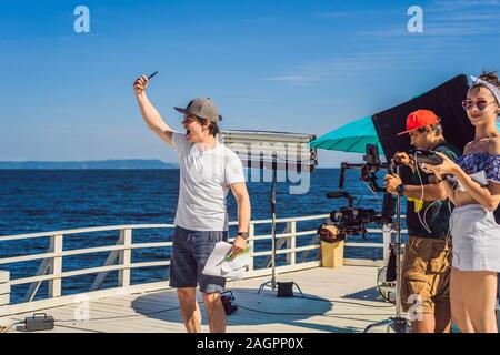 Direttore su un clip musicale di produzione lavorando insieme con un umore del gruppo Foto Stock