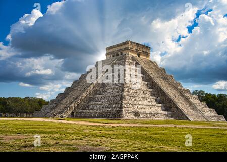 Un enorme passo piramide, conosciuta come El Castillo o tempio di Kukulcan, domina la città antica. Foto Stock