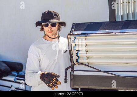 Adesivo telato o il capo elettricista in un moto-immagini televisive o unità di produzione impostare le luci e la luce stand su un germoglio commerciale Foto Stock