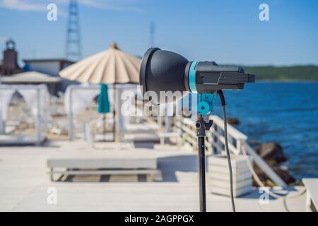 Cinema luci su un video commerciali produzione sparare con zona salotto sul mare Foto Stock