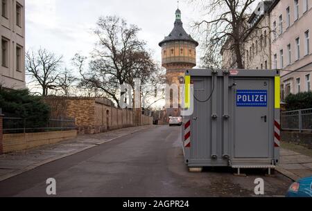 Il 20 dicembre 2019, Sassonia-Anhalt, Halle (Saale): un mobile a una stazione di polizia si trova nella sinagoga di Halle/Saale. Domenica (22.12.) otto giorni di Hanukkah ebraica Festa delle Luci inizia a. La comunità ebraica di Halle è entrato in occhi del pubblico di tutto il mondo in collegamento con un attacco pianificato in sinagoga il 9 ottobre 2019. Foto: Hendrik Schmidt/dpa-Zentralbild/ZB Foto Stock