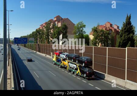 Barriere acustiche sulla strada, Siviglia, regione dell'Andalusia, Spagna, Europa. Foto Stock