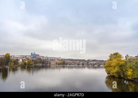 Panorama della città vecchia di Praga Repubblica Ceca, con un focus sul Ponte Carlo (Karluv Most) e il Castello di Praga (Prazsky hrad) visto dal V Foto Stock