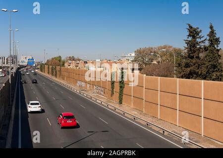 Barriere acustiche sulla strada, Siviglia, regione dell'Andalusia, Spagna, Europa. Foto Stock