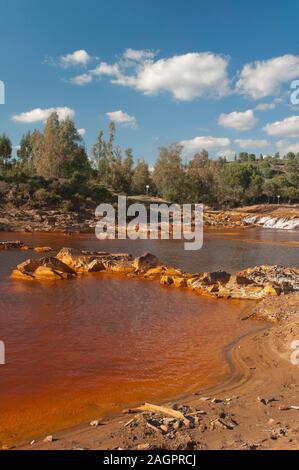 Rio Tinto inquinamento, Villarrasa, provincia di Huelva, regione dell'Andalusia, Spagna, Europa. Foto Stock