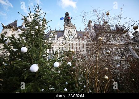 Parigi, Francia. Xx Dec, 2019. Le decorazioni di Natale sono visti di fronte al municipio di Parigi, Francia, 20 dicembre 2019. Credito: Gao Jing/Xinhua/Alamy Live News Foto Stock