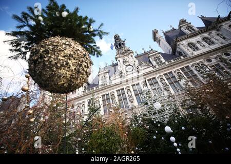 Parigi, Francia. Xx Dec, 2019. Le decorazioni di Natale sono visti di fronte al municipio di Parigi, Francia, 20 dicembre 2019. Credito: Gao Jing/Xinhua/Alamy Live News Foto Stock