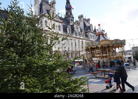 Parigi, Francia. Xx Dec, 2019. Le decorazioni di Natale sono visti di fronte al municipio di Parigi, Francia, 20 dicembre 2019. Credito: Gao Jing/Xinhua/Alamy Live News Foto Stock