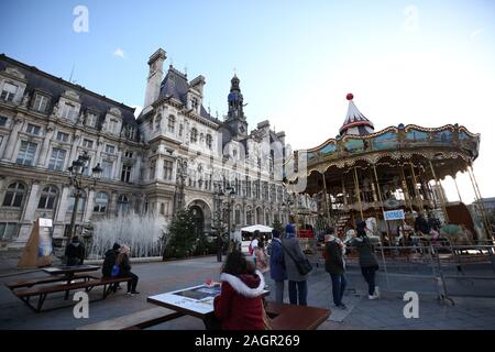 Parigi, Francia. Xx Dec, 2019. Le decorazioni di Natale sono visti di fronte al municipio di Parigi, Francia, 20 dicembre 2019. Credito: Gao Jing/Xinhua/Alamy Live News Foto Stock