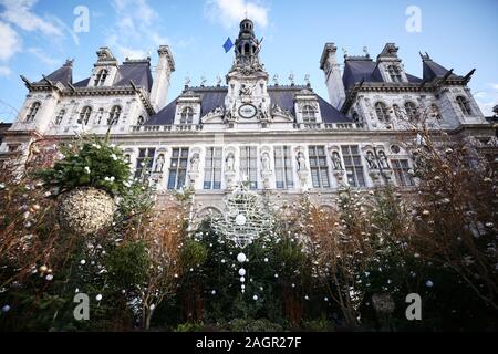 Parigi, Francia. Xx Dec, 2019. Le decorazioni di Natale sono visti di fronte al municipio di Parigi, Francia, 20 dicembre 2019. Credito: Gao Jing/Xinhua/Alamy Live News Foto Stock