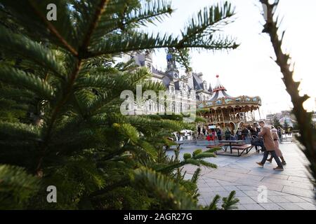 Parigi, Francia. Xx Dec, 2019. Le decorazioni di Natale sono visti di fronte al municipio di Parigi, Francia, 20 dicembre 2019. Credito: Gao Jing/Xinhua/Alamy Live News Foto Stock