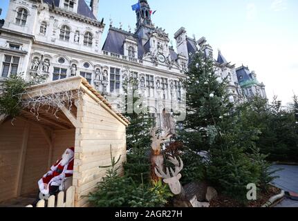 Parigi, Francia. Xx Dec, 2019. Le decorazioni di Natale sono visti di fronte al municipio di Parigi, Francia, 20 dicembre 2019. Credito: Gao Jing/Xinhua/Alamy Live News Foto Stock