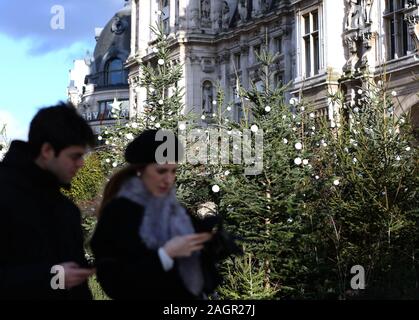 Parigi, Francia. Xx Dec, 2019. Le decorazioni di Natale sono visti di fronte al municipio di Parigi, Francia, 20 dicembre 2019. Credito: Gao Jing/Xinhua/Alamy Live News Foto Stock