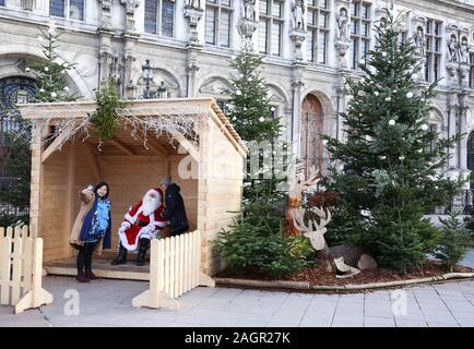 Parigi, Francia. Xx Dec, 2019. Le decorazioni di Natale sono visti di fronte al municipio di Parigi, Francia, 20 dicembre 2019. Credito: Gao Jing/Xinhua/Alamy Live News Foto Stock