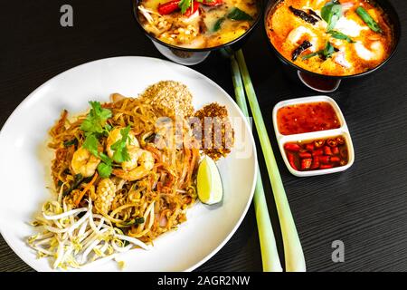 Pad thai, o phad thai, è una stir-fried rice noodle piatto tradizionale servito come un cibo di strada in Thailandia. Si tratta di un friggere piatto fatto con gamberetti, chic Foto Stock