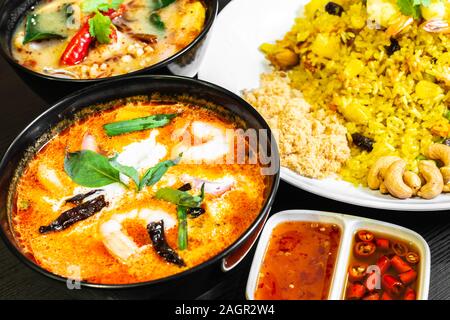 Tom Yum minestra, o Tom Yam Kung è un tradizionale piccante minestra acida, tipico piatto autentico in Thailandia, solitamente cotti con gamberetti. Ananas fritti r Foto Stock