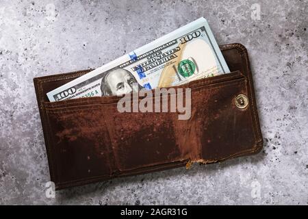 Un pacco di dollari in un portafoglio sul tavolo, vista dall'alto. Concetto sul tema della memorizzazione di denaro a casa o in una banca Foto Stock