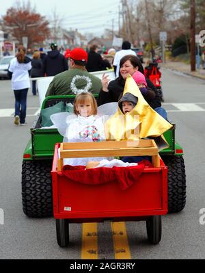 12/1/12 12:34:22 PM - Souderton, PA: liza Landes (L) e Noè Studt, 3, la corsa in una mini galleggiante durante la Souderton/Telford Holiday Parade 1 Dicembre Foto Stock