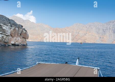 Vista dalla barca dhow alle spettacolari montagne rocciose del nord in Oman Musandam nei fiordi. Foto Stock