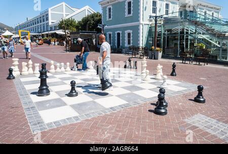 Gli uomini che giocano a scacchi giganti in esterni nella V&A Waterfront di Città del Capo in Sud Africa Foto Stock