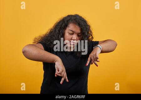 Grave afro-americano di giovani signora con il sovrappeso facendo si muove con le dita Foto Stock