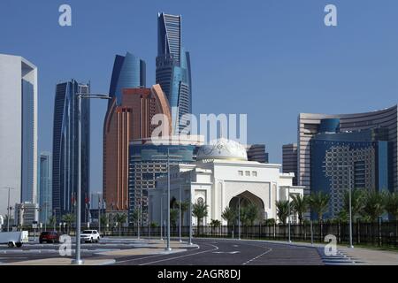 Dubai, Emirati Arabi Uniti - Dicembre 02, 2018: famosa piccola Moschea Bianca costruito nel centro della città e circondato da grattacieli aziendali e auto Foto Stock