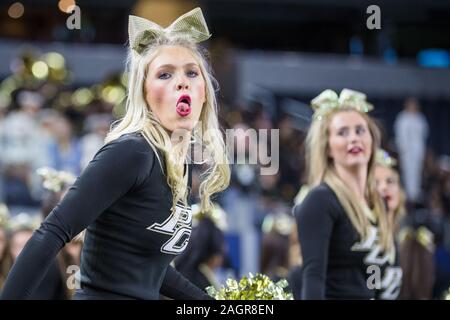 Arlington, TX, Stati Uniti d'America. Xx Dec, 2019. Un piacevole Texarkana Grove Hawks cheerleader reagisce durante il Texas University Interscholastic League (UIL) classe 4A DIVISIONE 2 stato campionato di gioco tra il piacevole Texarkana Grove e i falchi della Wimberley Texans di AT&T Stadium di Arlington, TX. Texarkana piacevole Grove sconfitto Wimberley 35-21. Prentice C. James/CSM/Alamy Live News Foto Stock