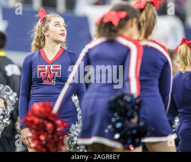 Arlington, TX, Stati Uniti d'America. Xx Dec, 2019. Wimberley Texans cheerleader sguardo al quadro di valutazione durante il Texas University Interscholastic League (UIL) classe 4A DIVISIONE 2 stato campionato di gioco tra il piacevole Texarkana Grove e i falchi della Wimberley Texans di AT&T Stadium di Arlington, TX. Texarkana piacevole Grove sconfitto Wimberley 35-21. Prentice C. James/CSM/Alamy Live News Foto Stock